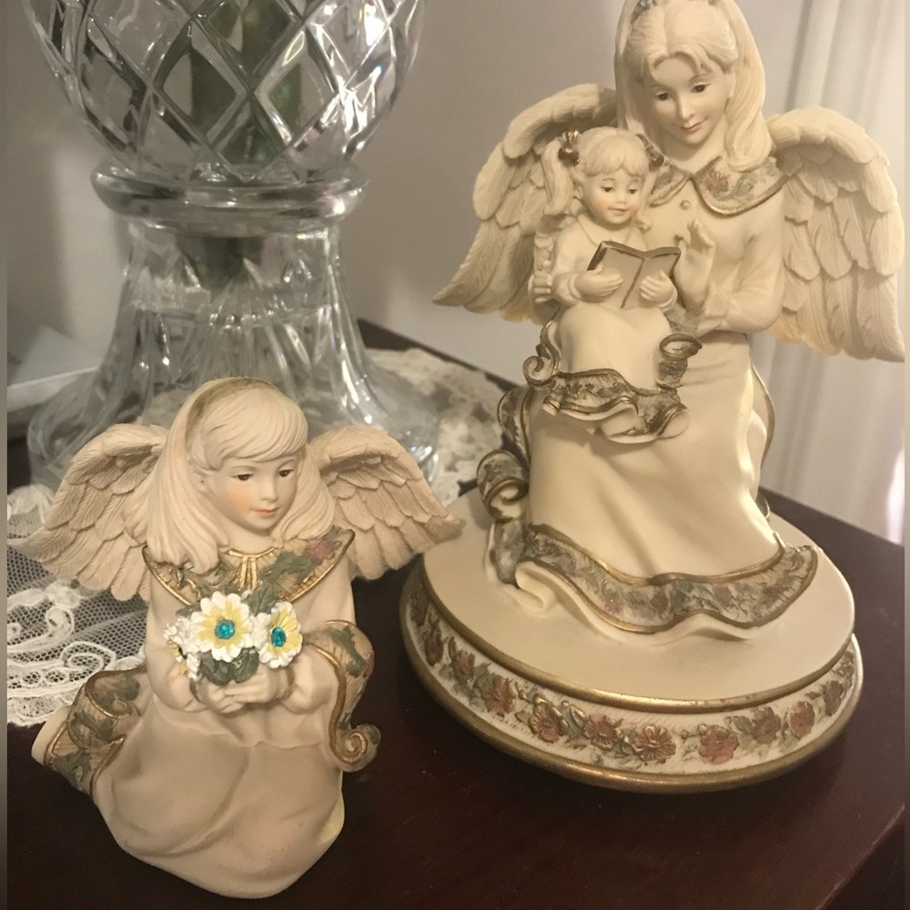 Sarah’s angels figurines with music box Avon